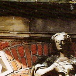 In de voorgevel bevindt zich boven de voordeur een zandstenen beeld van Justitia (Gerechtigheid). Het is naar alle waarschijnlijkheid hetzelfde beeld dat in 1624 boven de ingangspartij van het stadhuis werd aangebracht. Het is dan tussen 1755, toen de hoge Justitiekamer hier haar intrek nam, en 1774 naar de Oude Boteringestraat verhuisd, want het komt al voor op een tekening uit dat jaar.