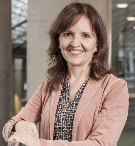 Profile picture of Prof. Laura de Lorenzis wearing an ash salmon color jacket and smiling