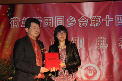Dr Yang Li receiving her award