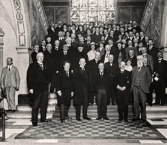 Officiële foto, gemaakt na de rede van Dr. A.E. van Giffen ter gelegenheid van de opening van het  BAI, op 17 juni 1922.