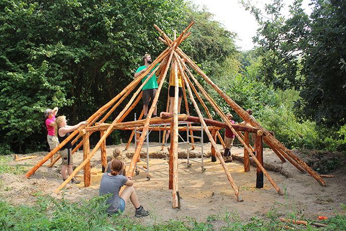 Studenten bouwen hut reconstructies.