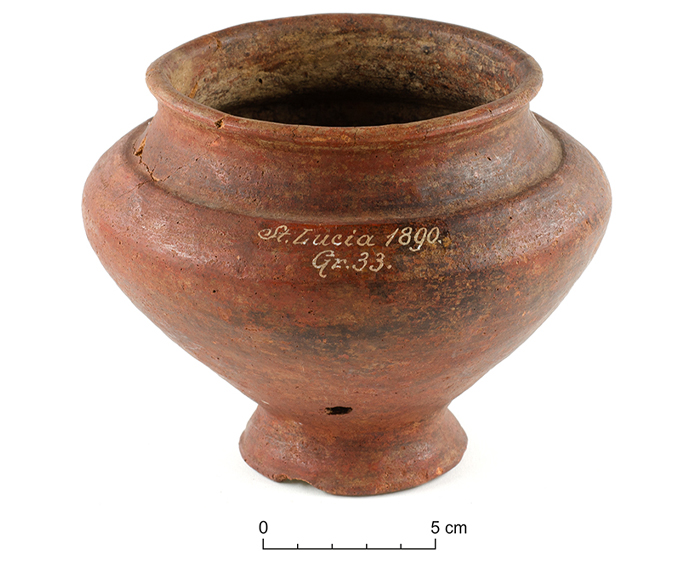Contextualiseren van oude studiecollecties: een rood-gepolijste vaas in de collectie van het GIA.
