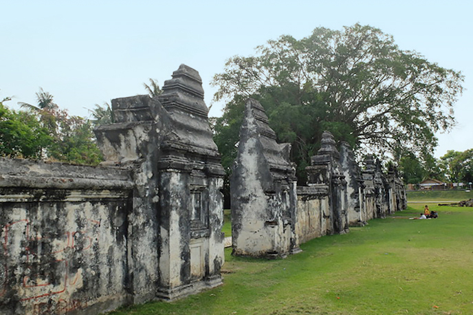De muur van de kraton Kaibon in Banten, die behouden bleef ondanks de vernietiging van de stad door de koloniale staat.