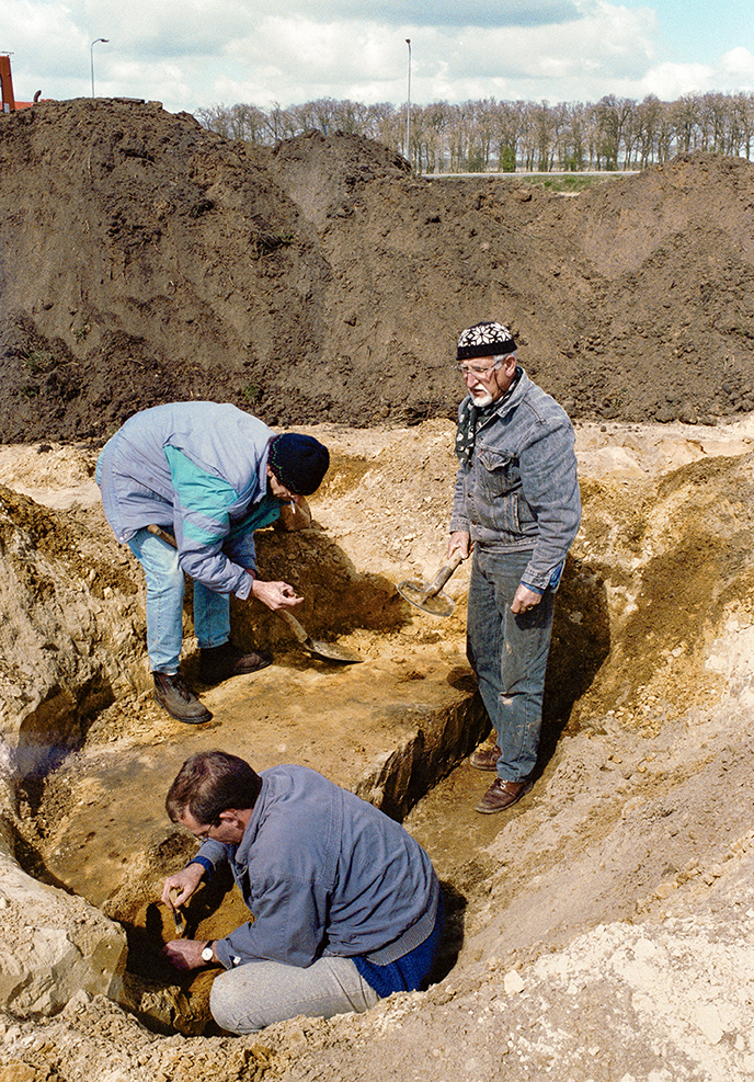 Borger-Daalkampen – Freek Modderkolk (rechts), een ervaren vrijwilliger in de archeologie.