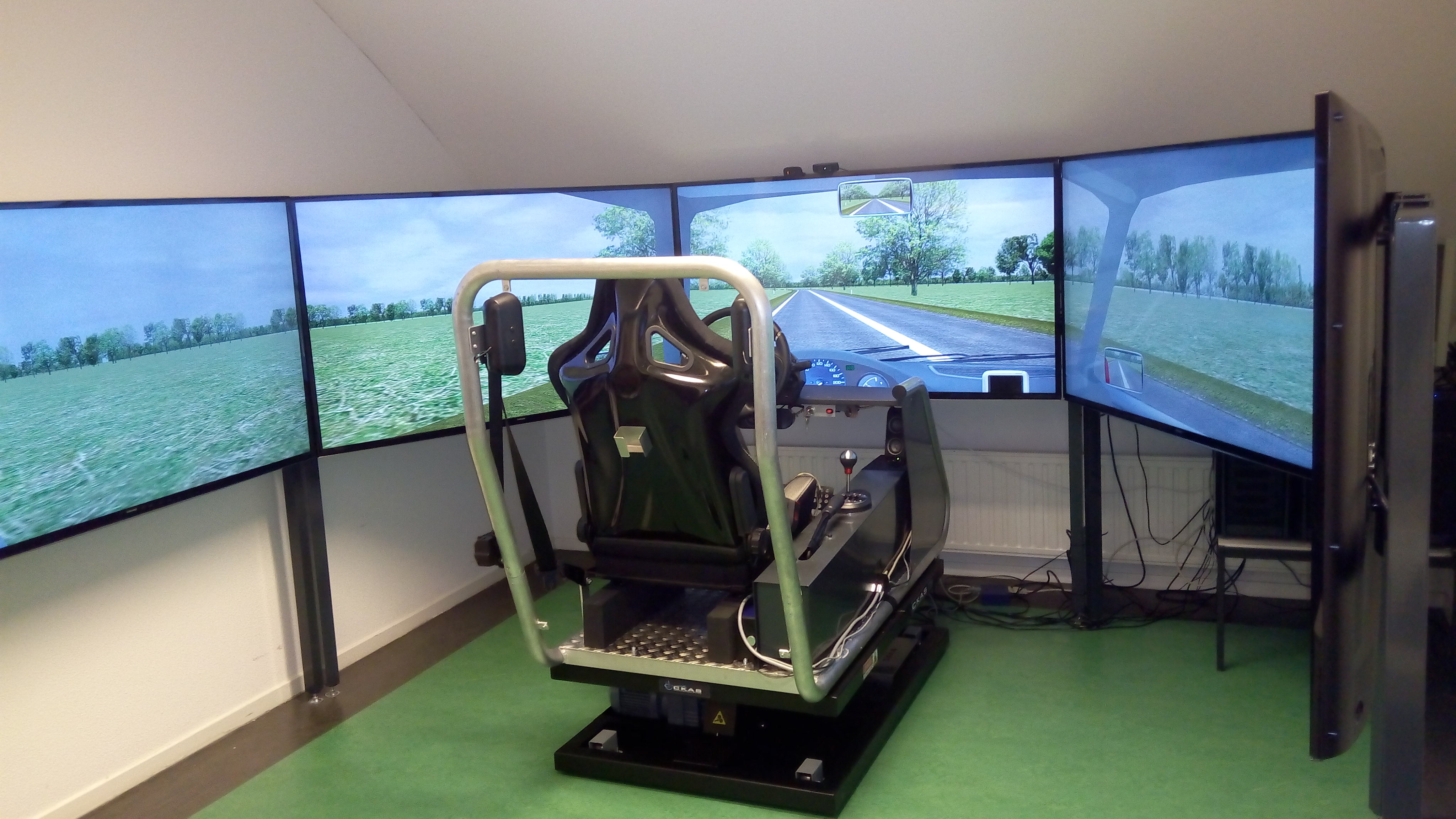 Onze nieuwe (sinds september 2016) moving base simulator, met vijf grote schermen en bescheiden maar effectief bewegingsplatform