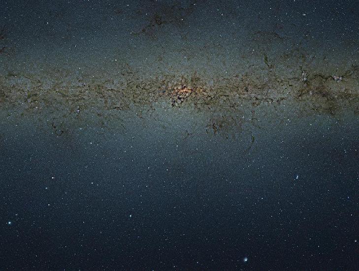 Dit overzicht van het hart van de Melkweg is gemaakt met de VISTA-surveytelescoop van de ESO-sterrenwacht op Paranal (Chili). De foto is 108.200 bij 81.500 pixels groot en is samengesteld uit duizenden afzonderlijke VISTA-opnamen die door drie verschillende infraroodfilters zijn gemaakt. ESO/VVV Consortium Acknowledgement: Ignacio Toledo