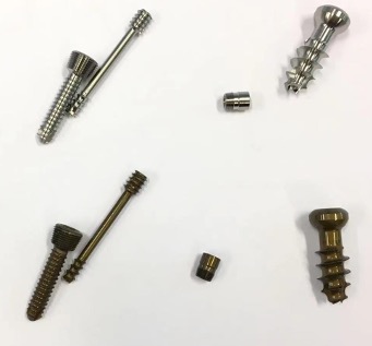 Uncoated screws from Astrolabe Medical (top) and coated by BioPrex (bottom)