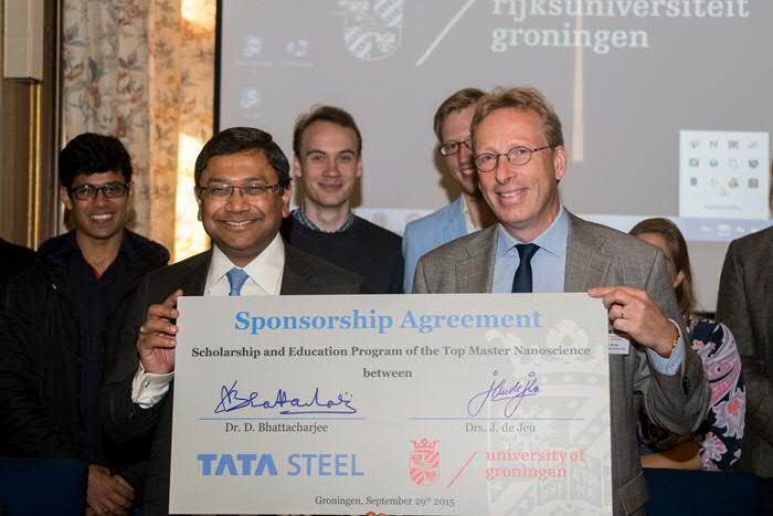 Dr. D. Bhattacharjee from Tata Steel en vice president of the RUG Jan de Jeu signed the agreement