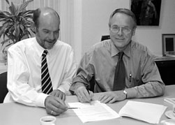Waarnemend RC-directeur Robert Janz en UB-bibliothecaris Alex Klugkist ondertekenen het Service Level Agreement.