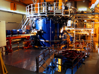 Op het KVI staat een deeltjesversneller: het cyclotron AGOR. AGOR kan in principe alle elementen uit het periodiek systeem versnellen met hulp van de Lorentzkracht. ©2006 FOM.