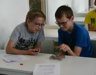 Twee scholieren doen een testje | Foto Science LinX
