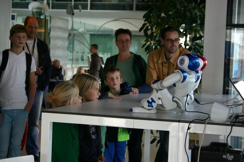 Nao robot van Kunstmatige Intelligentie | Foto Science LinXMeeting a Nao robot from the Artifical Intelligence group | Photo Science LinX