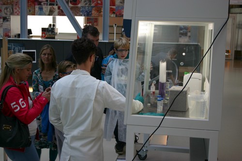 Proefjes in de zuurkast | Foto Science LinXExperiments in a fume cupboard | Photo Science LinX