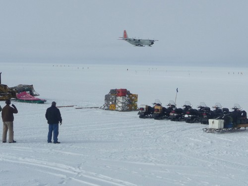 Transport naar Summit gaat via een Hercules op ski's | Foto Harro MeijerTransport to Summit is by Hercules transport plane, on skis | Photo Harro Meijer
