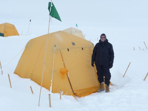 Gasten verblijven op Summit in tentjes | Foto Harro MeijerGuest quarters at Summit | Photo Harro Meijer