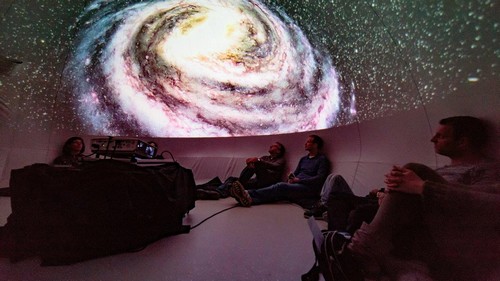 In het mobiele planetarium | Foto Blaauw SterrenwachtInside the mobile planetarium | Photo Blaauw Observatory