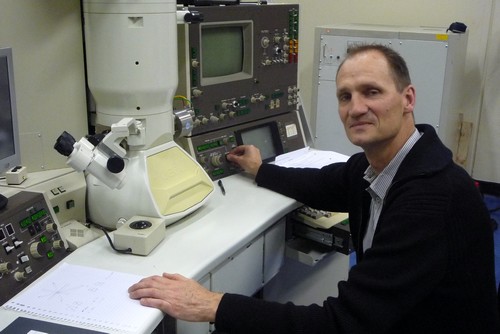 Bart Kooi bij een elektronenmicroscoop | Foto Science LinX