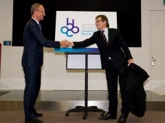 Minister Kamp en Ben Feringa (RUG, voorzitter NWO Chemische Wetenschappen), onthullen het nieuwe logo van ARC CBBC