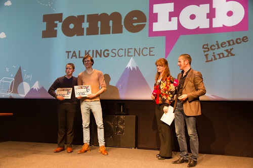 Links winnaars Timothy en Ludo, rechts juryvoozitter prof. Natasha Maurits (Klinische neurofysiologie, UMCG) en gastheer Bart van de Laar (Science LinX) | Foto Science LinX