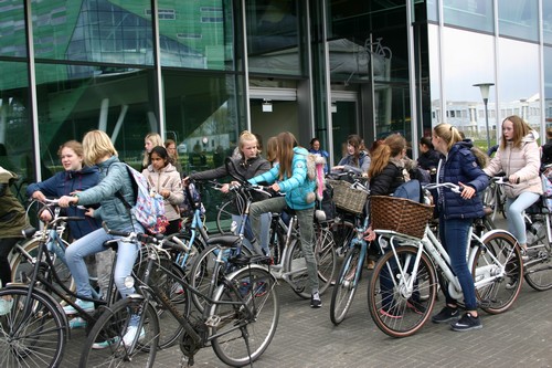 Girls day bezoekers vertrekken op de fiets | Foto Science LinX