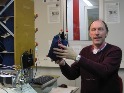 Harro Meijer met fles voor gasonderzoek | Foto Science LinX