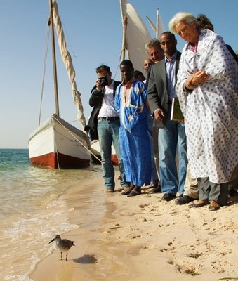 Foto uit het artikel, Christine Lagarde met voor haar de kanoet die ze net heeft losgelaten.