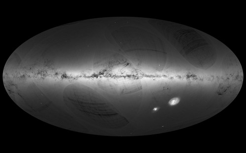Kaart van de Melkweg, met rechtsonder de grote en kleine Magelhaense wolk, gebaseerd op de meting van de positie door Gaia van een miljard sterren. De vliesachtige structuur die over het beeld loopt is veroorzaakt door de manier waarop Gaia de hemel scant. | Beeld ESA/Gaia/DPAC