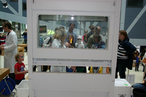 Proefjes in de zuurkast | Foto Science LinX'Dangerous' experiments in the fume cupboard | Photo Science LinX