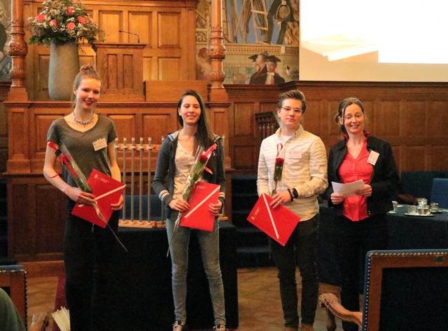 Eerste prijs: Alinda Dersjant, Margot Knapen en Niels Bouman (vlnr), ernaast jurylid Fokie Cnossen | Foto Science LinX