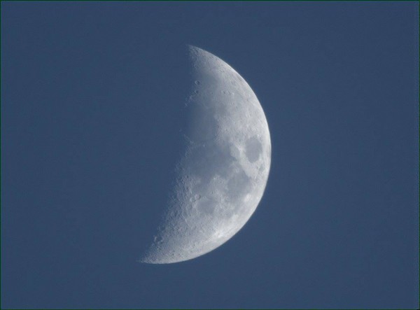 De Maan vanuit de Blaauw Sterrenwacht tijdens de Sterrenkijkdagen. | Foto Michael WilkinsonThe moon from the Blaauw Observatory during the Sterrenkijkdagen | Photo Michael Wilkinson