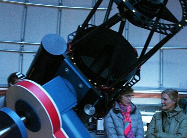 Bezoekers nemen een kijkje door de Gratama Telescoop in de koepel van de sterrenwacht | Foto: Blaauw SterrenwachtVisitors in the dome of the Observatory | Photo Blaauw Observatory