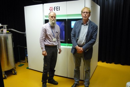 Gert Oostergetel (l) en Egbert Boekema bij de nieuwe electronenmicroscoop | Foto Science LinX