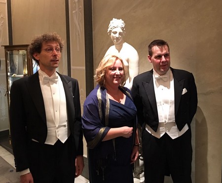 Tineke Kalter with UG-chemists Adri Minnaard and Wesley Browne in the Grand Hotel (where the laureates are housed) | Photo RUG