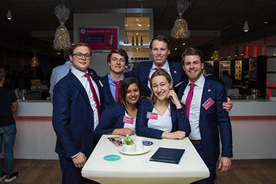 Bestuur 2019 (achterste rij van links naar rechts) Gerben Boerema, Dirk Bleumer, Roel Steggink, Joris Degenaar, (voorste rij van links naar rechts) Bhaarti Bodha en Nienke van Wees | Foto: Bèta Business Days.