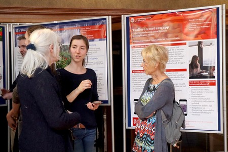 Discussion next to a poster | Photo Science LinX