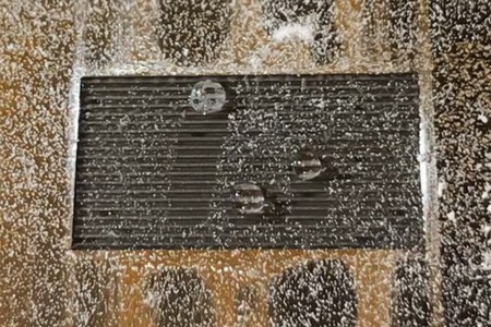 Demonstration of an active, self-cleaning surface. The droplets pick up the dirt particles as they travel along with the surface wave.| Illustration De Jong et al., Sci. Adv. 2019;5: eaaw0914