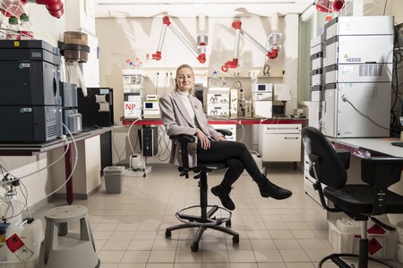 University of Groningen scientist Sandy Schmid converts carbon dioxide into proteins | Photo Reyer Boxem