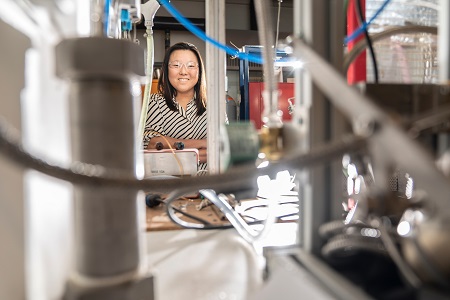 RUG-onderzoeker Jiangxiu Xie maakt kerosine uit kooldioxide | Foto Reyer Boxem