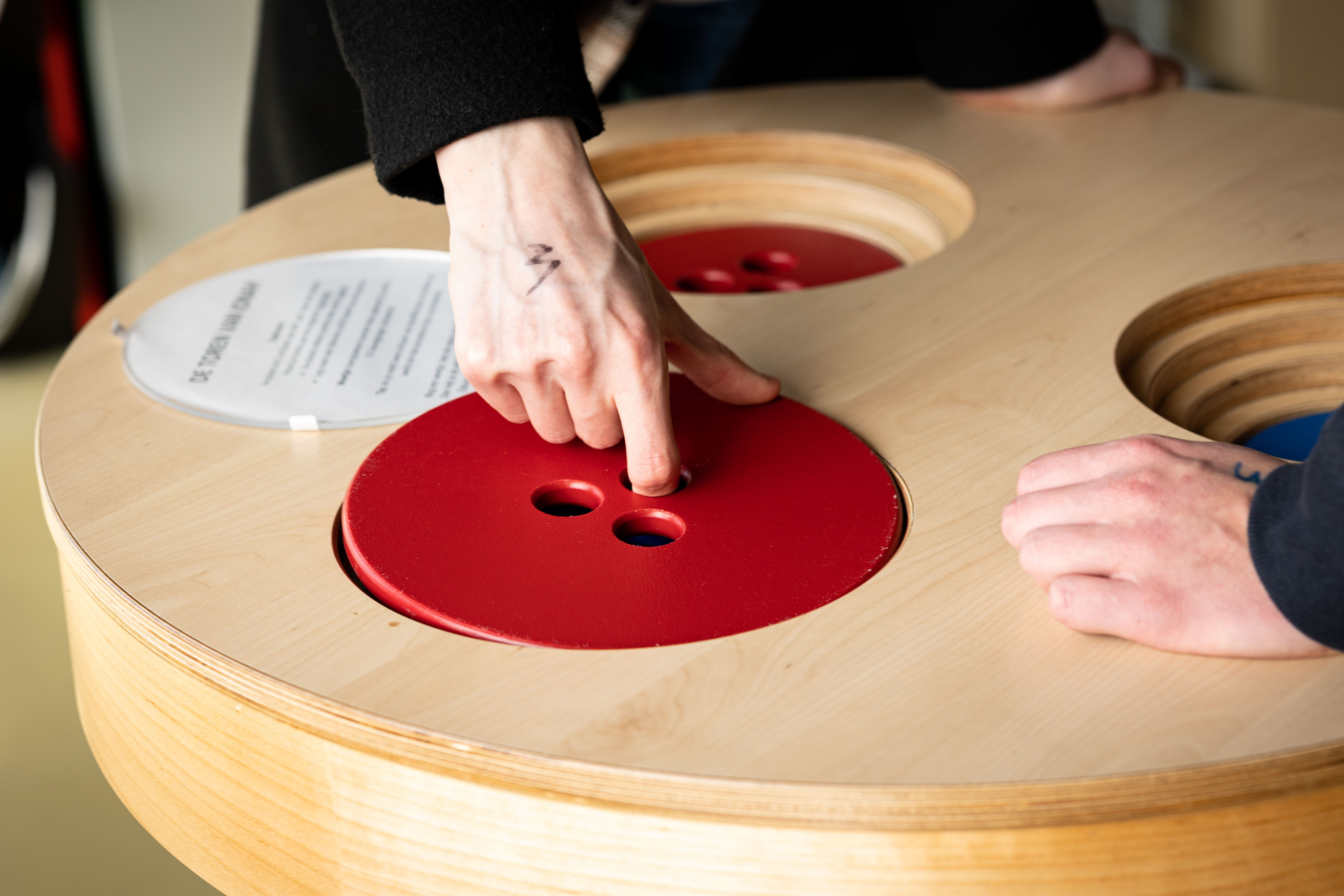 A student moves a disk of the mathematical puzzle "The Tower of Ionah" | Image by Leoni von Ristok.
