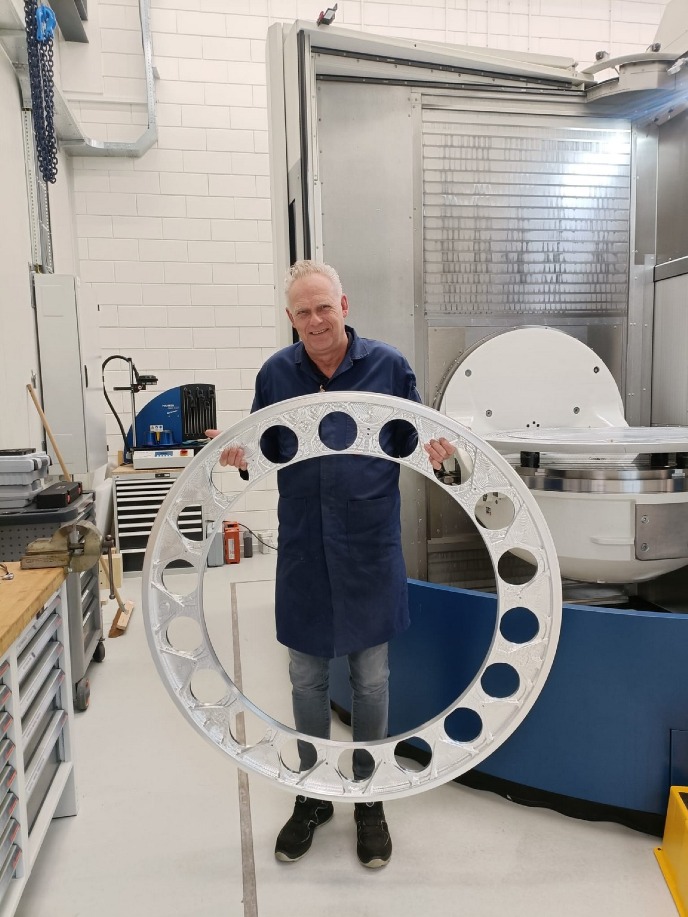 Het eindproduct: een aluminium wiel waarin filters voor de ELT komen The finished product: an aluminium wheel that will contain filters for the ELT 