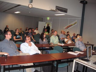 Medewerkers van het KVI kijken naar de resultaten uit Genève.