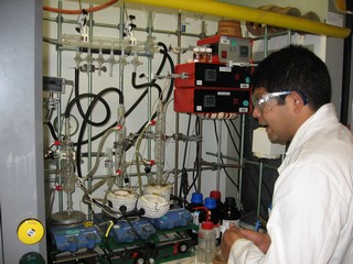 Jermio aan het werk in het lab