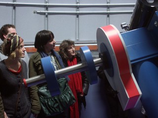 Bezoekers bij de telescoop van de Blaauw Sterrenwacht Foto Rien van de Weijgaert