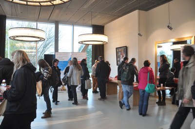 Bezoekers van de open dag in de Bernoulliborg.