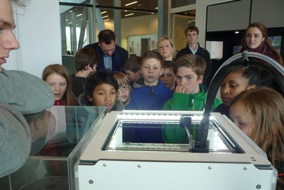 Basisschool leerlingen bezoeken de 3D HUB.Primary school pupils visit the 3D HUB expo.