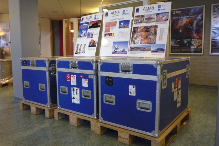 De drie kratten met elk een Band 5 ontvanger voor ALMA | Foto Science LinXThe three crates containing the Band 5 receivers | Photo Science LinX