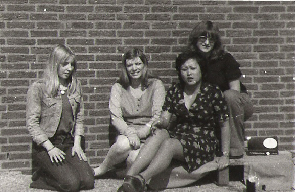 Ponstypistes, v.l.n.r. Wilma Kamphorst, Ciska Rook, Edy van Riel, Truida Olinga, Tijdens een pauze voor het Rekencentrum aan Landleven, begin jaren 70.