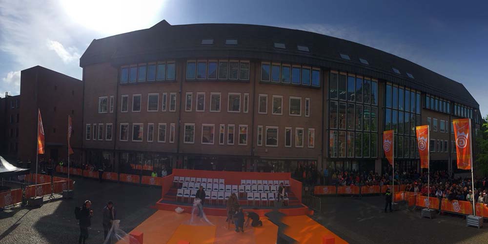 Opbouw van het podium op het AcademiepleinBuild up of the Academy square stage