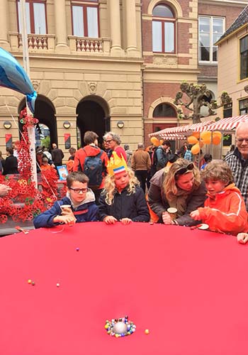 Kinderen bij de Kennis is koning marktKids at the Knowledge is king fair