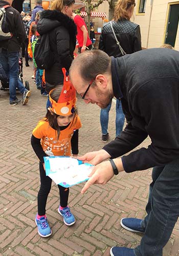 Kinderen aan de wetenschap op de Kennis is koning marktKids doing science at Knowledge is king fair